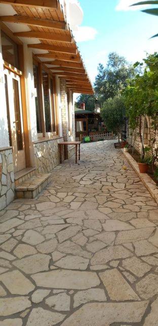 Irini'S Guesthouse Qeparo Exterior photo